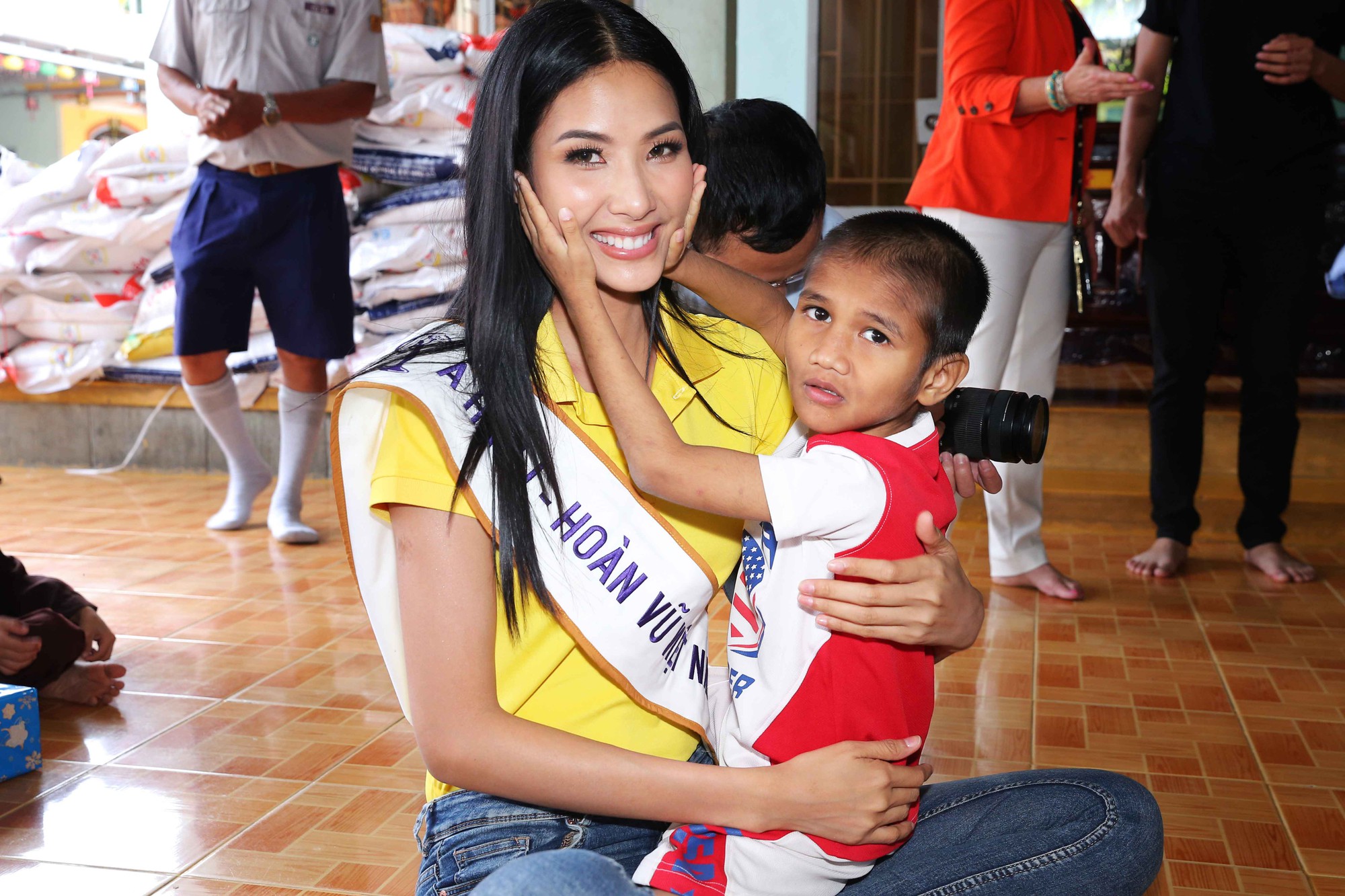 H’hen Niê rạng rỡ đi từ thiện cùng Hoàng Thùy và Mâu Thủy sau khi đăng quang Hoa hậu Hoàn vũ Việt Nam - Ảnh 4.