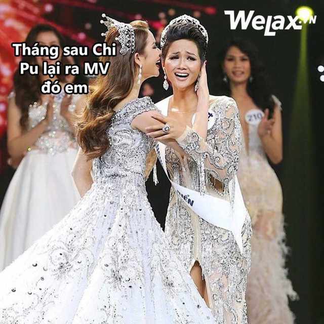 Biểu cảm không biết cười hay khóc của cô khi được Hoa hậu Phạm Hương chúc mừng cũng khiến cư dân mạng chế ảnh hài hước.