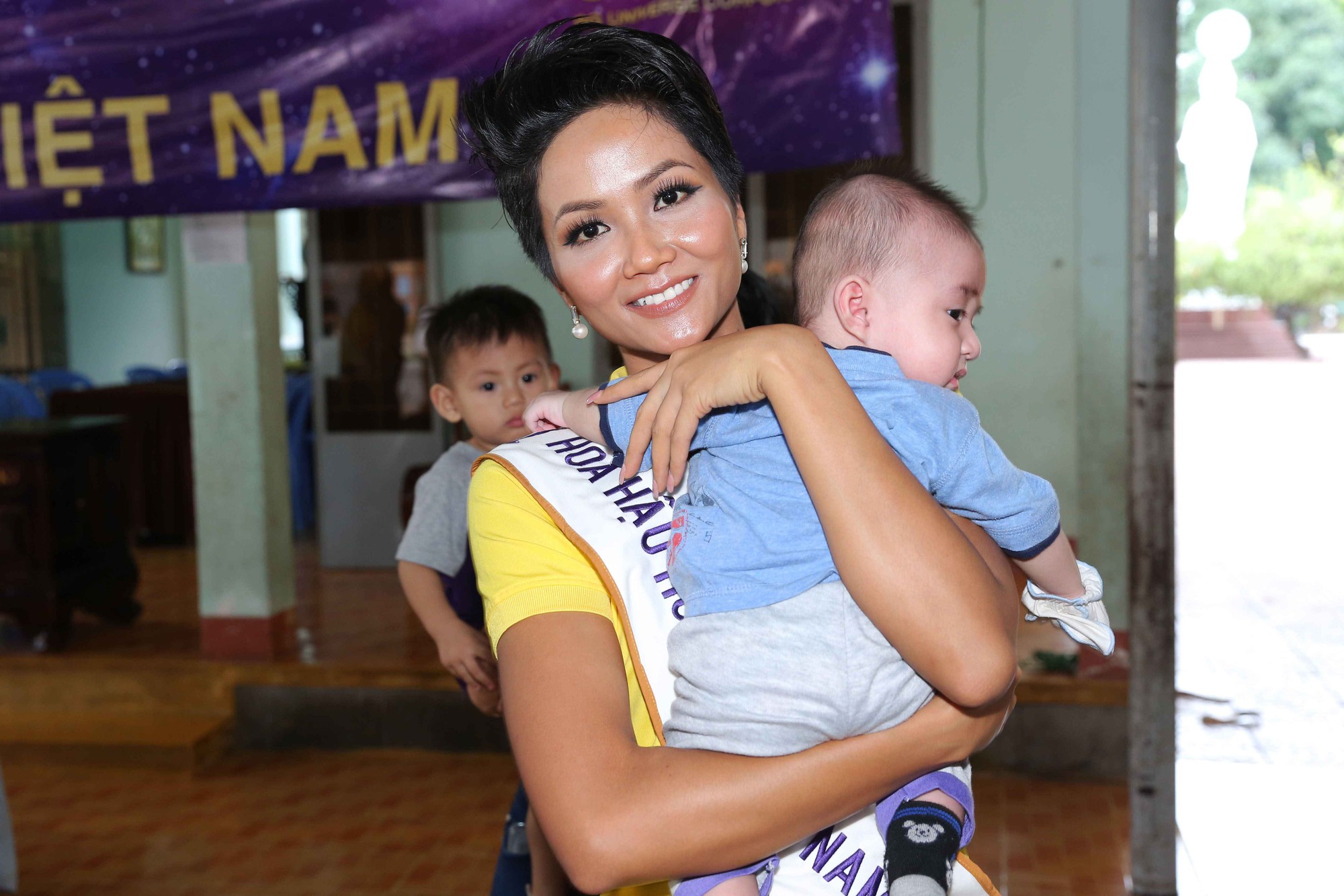 H’hen Niê rạng rỡ đi từ thiện cùng Hoàng Thùy và Mâu Thủy sau khi đăng quang Hoa hậu Hoàn vũ Việt Nam - Ảnh 3.