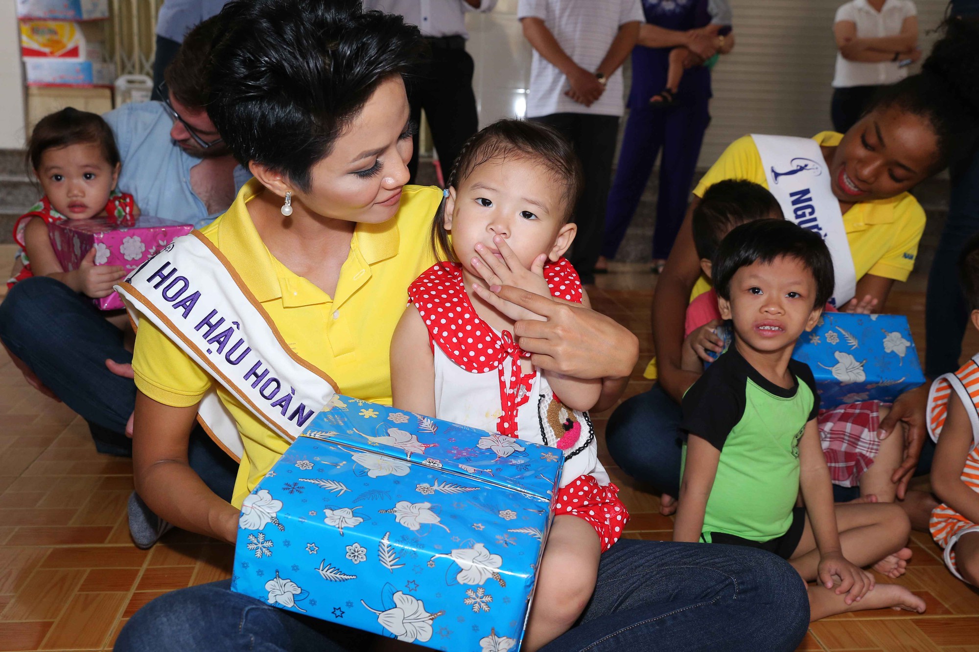 H’hen Niê rạng rỡ đi từ thiện cùng Hoàng Thùy và Mâu Thủy sau khi đăng quang Hoa hậu Hoàn vũ Việt Nam - Ảnh 2.