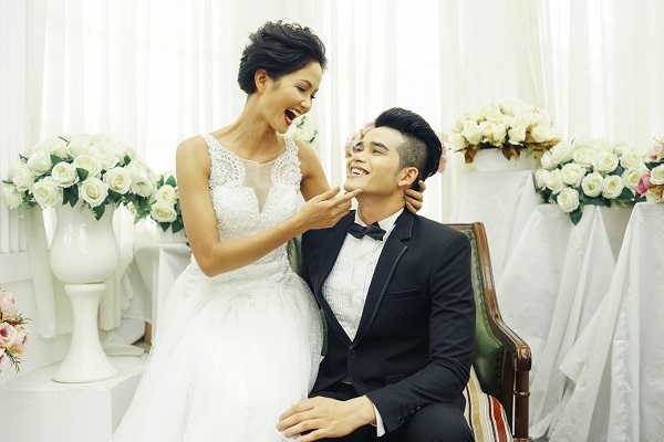 Những bức ảnh H'Hen Niê mặc váy cưới được chia sẻ rầm rộ trên mạng xã hội.