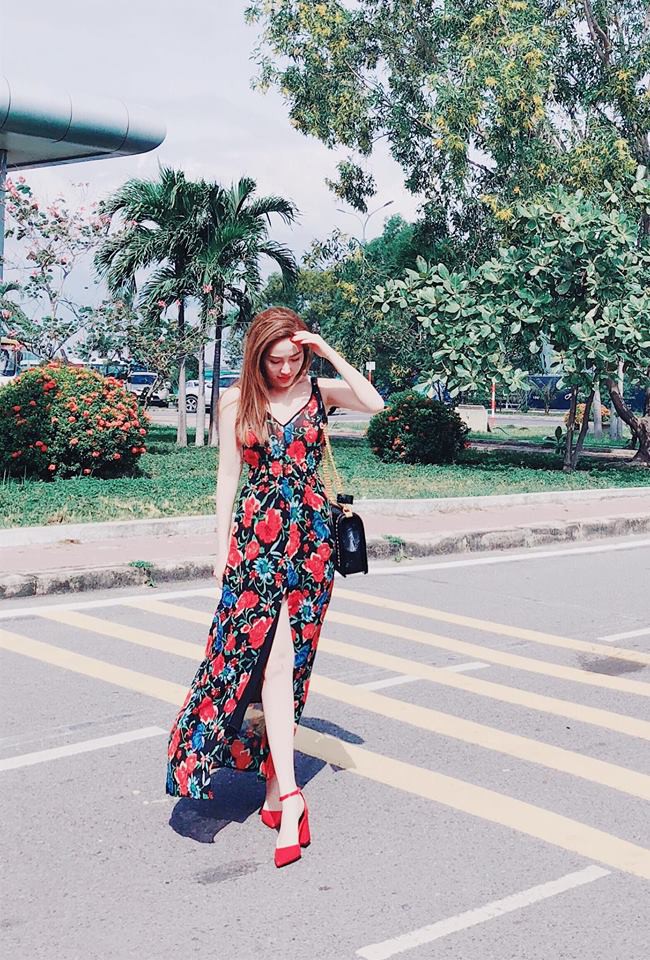 Angela Phương Trinh mải mê khoe dáng mà không biết rằng đang diện váy quê nhất street style sao Việt tuần này - Ảnh 19.