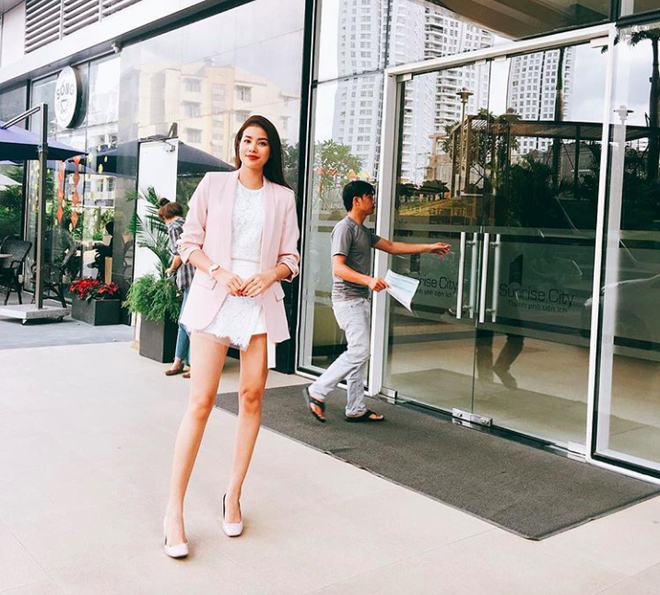 Angela Phương Trinh mải mê khoe dáng mà không biết rằng đang diện váy quê nhất street style sao Việt tuần này - Ảnh 2.