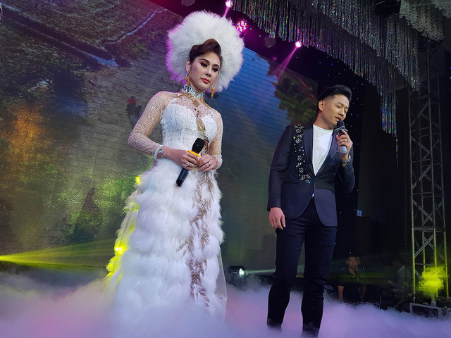 Trong phần mở đầu buổi tiệc, Lâm Khánh Chi đã công phu dàn dựng như một MV ca nhạc với phần hỗ trợ của diễn viên Quý Bình trong vai tình cũ của Lâm Khánh Chi.