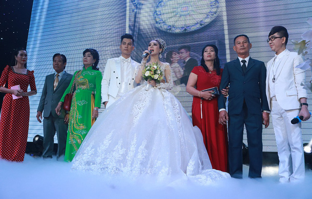 Ca sĩ Long Nhật và Á hậu Trịnh Kim Chi làm MC cho đám cưới của Lâm Khánh Chi. Đám cưới của Lâm Khánh Chi được sự chúc phúc của gia đình 2 bên.