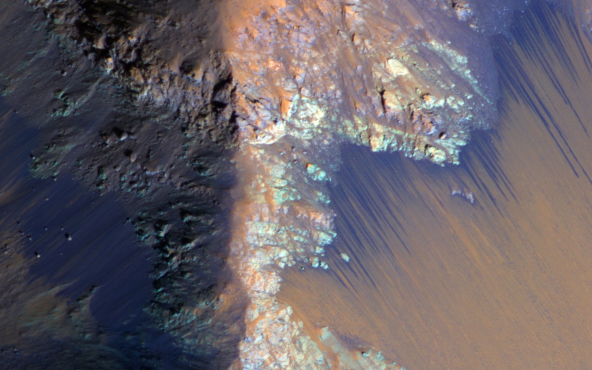 Tìm ra nguồn nước uống được khổng lồ trên sao Hỏa, hoàn toàn nằm trong phạm vi có thể khai thác - Ảnh 1.
