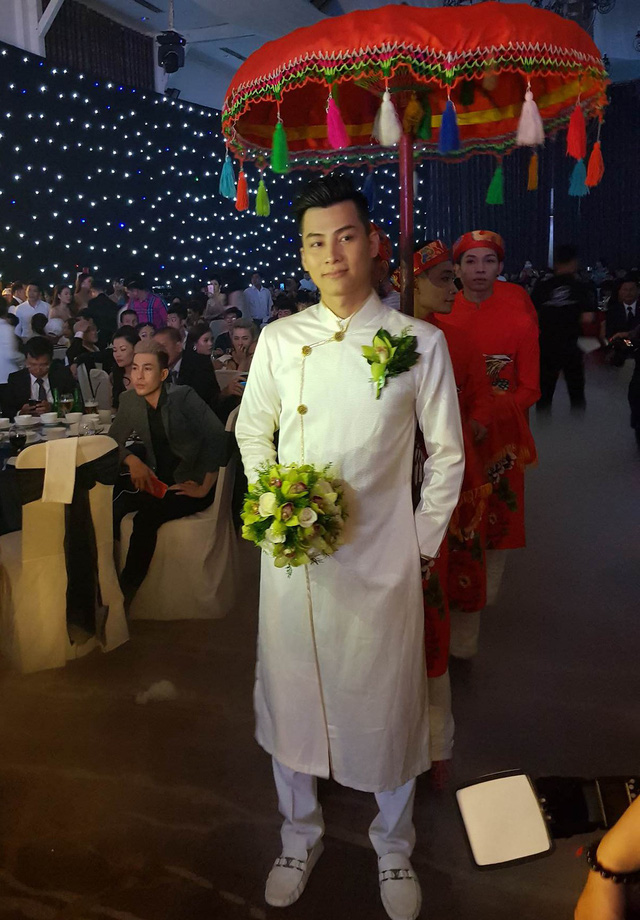 Chồng Lâm Khánh Chi diện trang phục áo dài truyền thống để đến đón dâu trên sân khấu