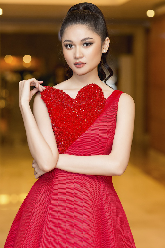 Người đẹp khoe sắc trong chiếc váy xoè màu đỏ nổi bật của nhà thiết kế Đỗ Mạnh Cường. Chiếc váy được cách điệu hình trái tim ở phần cổ.