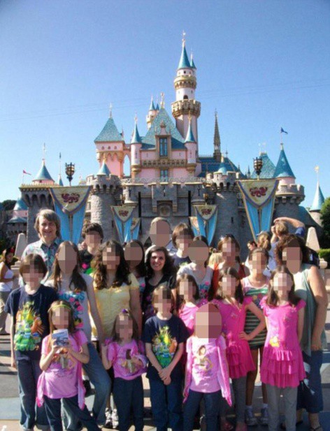 Cả gia đình đi tham quan Disneyland vào năm 2011