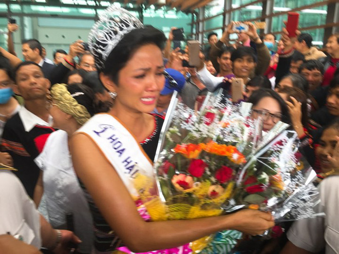 Tân Hoa hậu Hoàn vũ HHen Niê òa khóc trong vòng tay bố mẹ khi trở về buôn làng  - Ảnh 2.