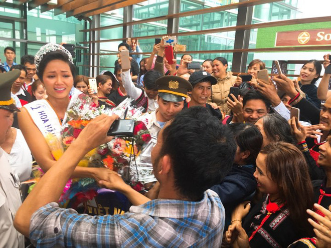 Tân Hoa hậu Hoàn vũ HHen Niê òa khóc trong vòng tay bố mẹ khi trở về buôn làng  - Ảnh 1.