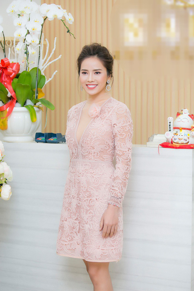 Á hậu, diễn viên Bella Mai cũng chọn chiếc đầm ren nhẹ nhàng có gam màu gần giống người đẹp Nam Em.