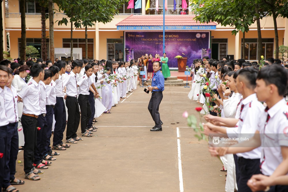HHen Niê về trường, lên sân khấu nhún nhảy theo tiết mục cây nhà lá vườn của các thầy cô cực đáng yêu - Ảnh 10.