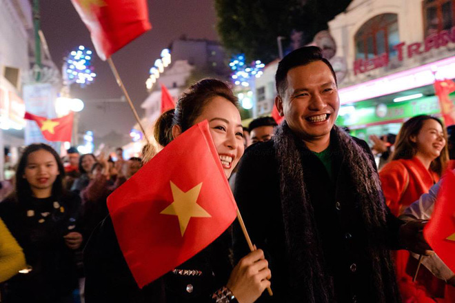 Jennifer Phạm được chồng doanh nhân cõng xuống đường ăn mừng chiến thắng của U23 Việt Nam  - Ảnh 3.