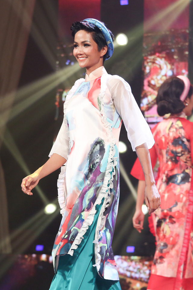 Đặc biệt, sự xuất hiện của tân Hoa hậu Hoàn vũ Việt Nam 2017 H’hen Niê khiến chương trình trở nên ấn tượng hơn.