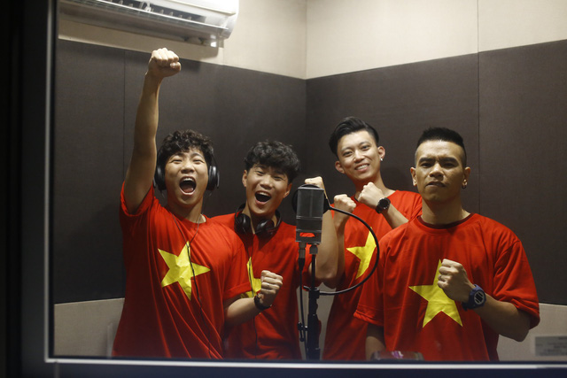Oplus mặc áo in cờ đỏ sao vàng để thu âm và gửi lời cổ vũ đến U23 Việt Nam.