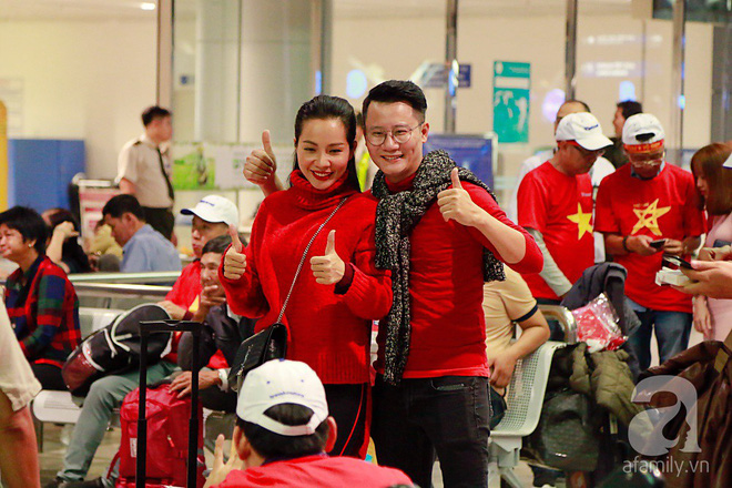 Đón chuyến bay sớm, vợ chồng Hoàng Bách sang Trung Quốc ủng hộ đội tuyển U23 Việt Nam - Ảnh 4.