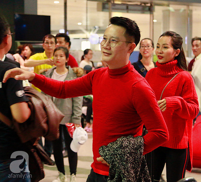 Đón chuyến bay sớm, vợ chồng Hoàng Bách sang Trung Quốc ủng hộ đội tuyển U23 Việt Nam - Ảnh 2.