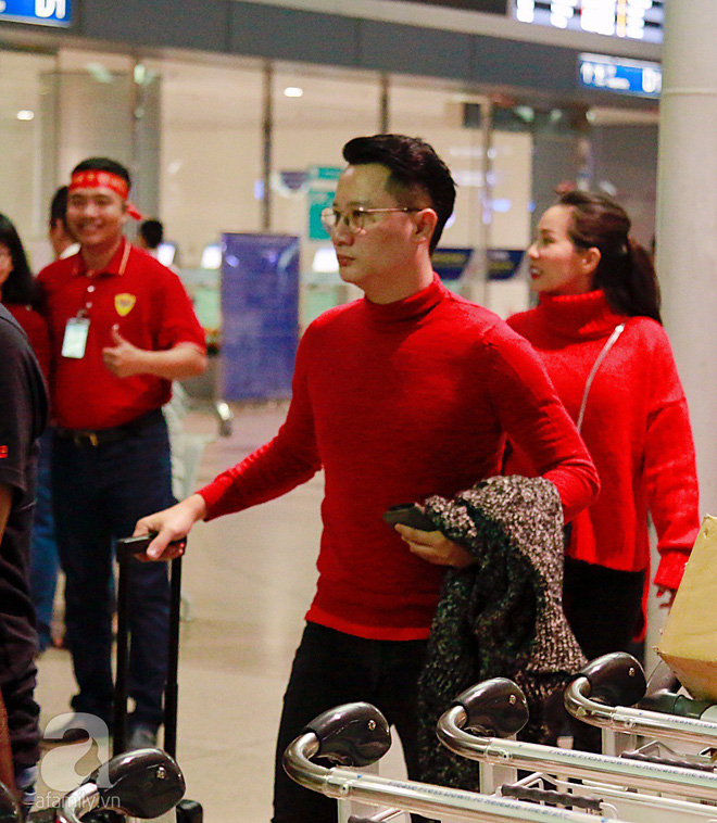 Đón chuyến bay sớm, vợ chồng Hoàng Bách sang Trung Quốc ủng hộ đội tuyển U23 Việt Nam - Ảnh 1.