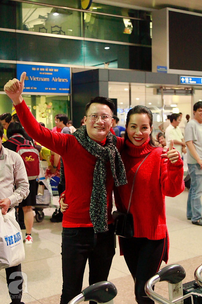 Đón chuyến bay sớm, vợ chồng Hoàng Bách sang Trung Quốc ủng hộ đội tuyển U23 Việt Nam - Ảnh 9.