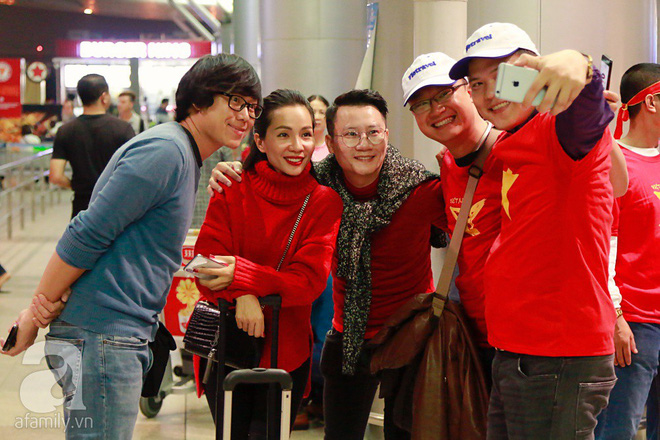 Đón chuyến bay sớm, vợ chồng Hoàng Bách sang Trung Quốc ủng hộ đội tuyển U23 Việt Nam - Ảnh 7.