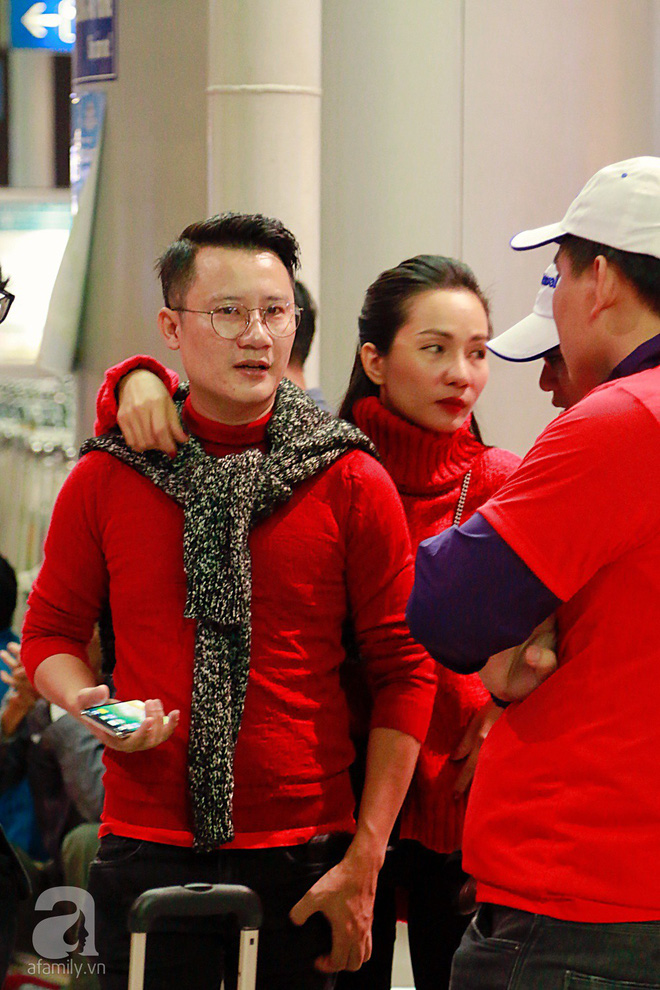 Đón chuyến bay sớm, vợ chồng Hoàng Bách sang Trung Quốc ủng hộ đội tuyển U23 Việt Nam - Ảnh 5.