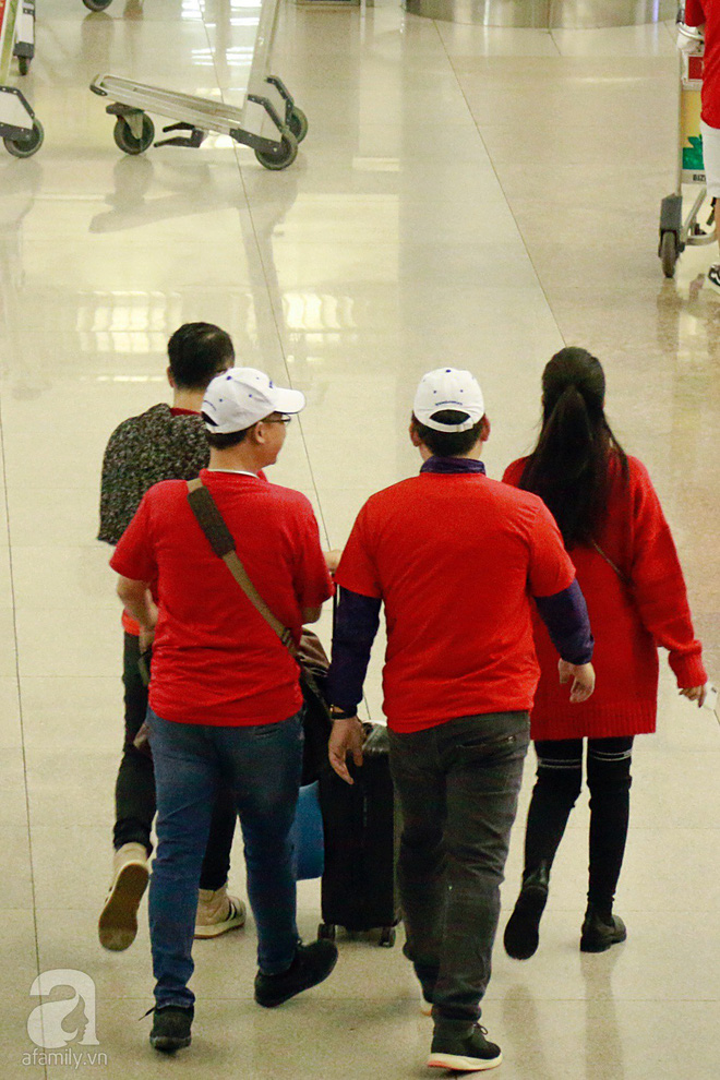 Đón chuyến bay sớm, vợ chồng Hoàng Bách sang Trung Quốc ủng hộ đội tuyển U23 Việt Nam - Ảnh 10.