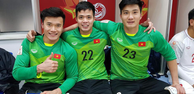  Từ trái qua phải ảnh là thủ môn bắt chính Bùi Tiến Dũng, thủ môn dự bị Đặng Ngọc Tuấn và thủ môn dự bị Nguyễn Văn Hoàng. 