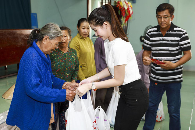 Gần đây nhất, Ngân Anh đã đến thăm, giúp đỡ bà con nghèo vùng biển thuộc xã Bình Châu, huyện Xuyên Mộc, tỉnh Bà Rịa – Vũng Tàu.