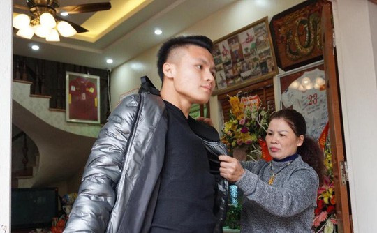 Quang Hải lặng lẽ bắt taxi về nhà trưa 31-1