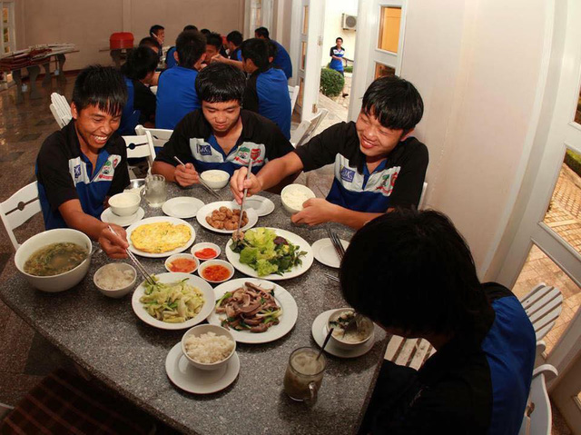 Bữa ăn cùng với đồng đội khi thi đấu ở các giải trẻ.