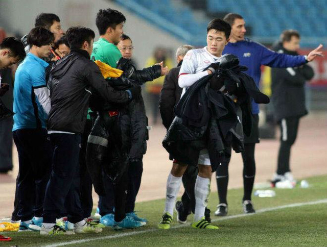 Anh lấy áo cho đồng đội để mặc chống chọi cái giá rét, hành động giúp Xuân Trường ghi điểm trong trái tim người hâm mộ đội U23.