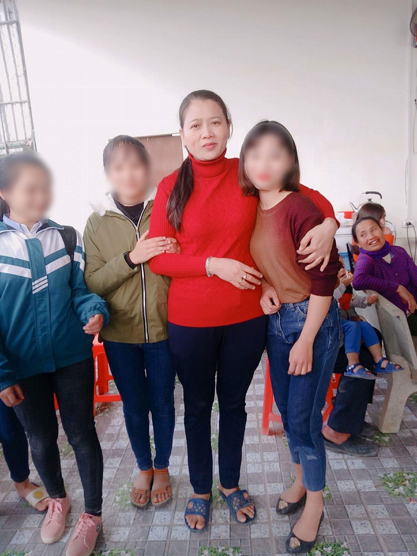 Phan Văn Đức U23 về quê nhà, hàng trăm cô gái bao vây để chụp ảnh và... hôn trộm - Ảnh 4.