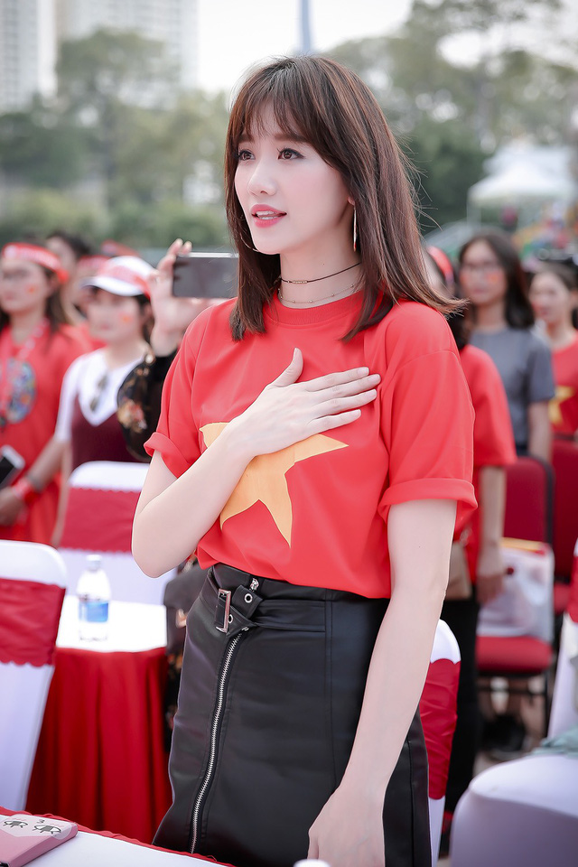  Nữ ca sĩ khoác lên mình chiếc áo phông giản dị in Quốc kỳ Việt Nam 