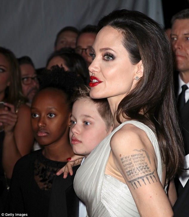  Jolie đang lồng tiếng cho phần tiếp theo của phim hoạt hình Kung Fu Panda và sắp tới cô sẽlồng tiếng cho bộ phim hoạt hình khác mang tên The One and Only Ivan. 