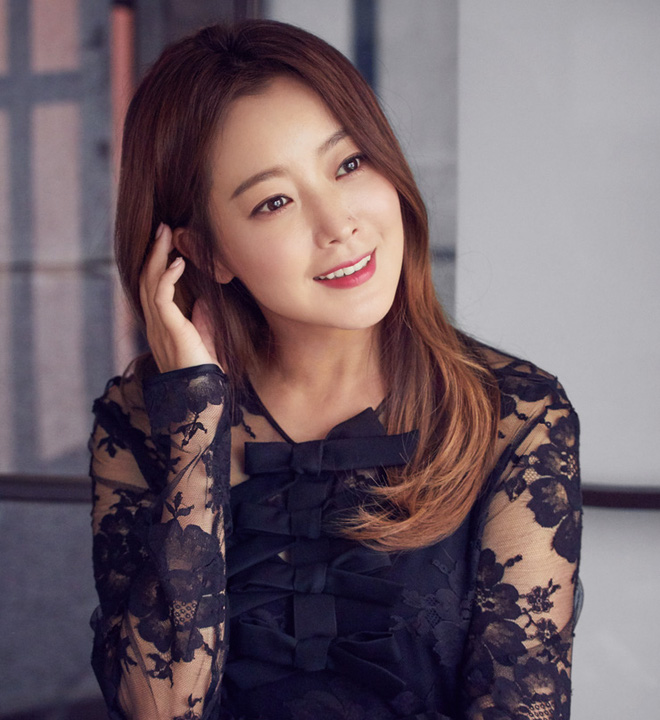 “Đệ nhất mỹ nhân Hàn”Kim Hee Sun: 10 năm hôn nhân viên mãn và chuyện từng muốn bỏ xứ ra đi vì con - Ảnh 1.