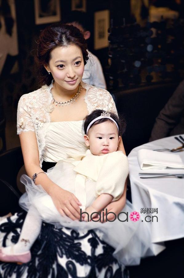 “Đệ nhất mỹ nhân Hàn”Kim Hee Sun: 10 năm hôn nhân viên mãn và chuyện từng muốn bỏ xứ ra đi vì con - Ảnh 10.
