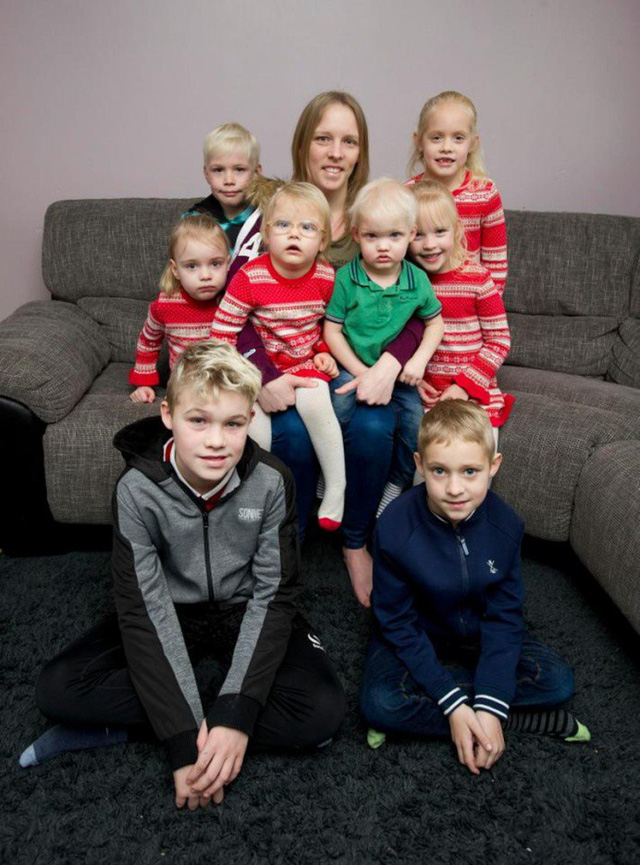 Chồng của Chloe đột ngột qua đời 2 năm trước vì bệnh tim, bỏ lại cô với 8 đứa trẻ