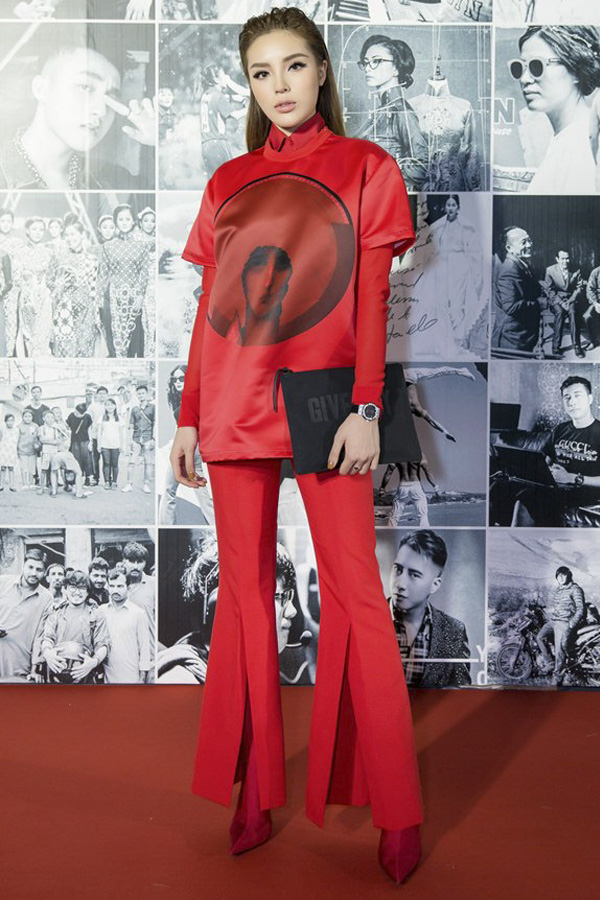 Kỳ Duyên liên tục diện cây đỏ trong những ngày cuối năm. Hoa hậu Việt Nam 2014 nổi bật giữa rừng váy áo “hoành tráng” nhờ thiết kế áo phông, quần xẻ tà cực kì ấn tượng. Cô nàng làm tóc gọn, trang điểm môi hồng nhạt hợp mốt.