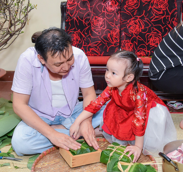 Chồng nghệ sĩ Trịnh Kim Chi là một doanh nhân thành đạt nhưng vẫn sẵn sàng “mướt mồ hôi” phụ vợ trong hoạt động ý nghĩa này của gia đình.