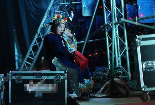 Bức ảnh nghệ sĩ Minh Vượng ngồi khóc sau hậu trường Táo Quân 2018 đang được chia sẻ nhiều trên mạng xã hội. Ảnh: Vietnamnet.