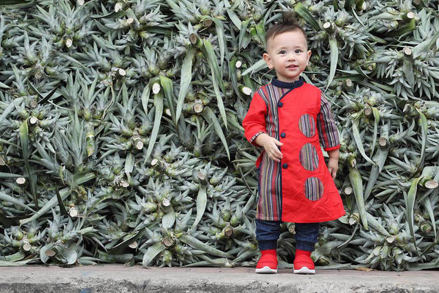 Con trai ca sĩ Thảo Trang được mẹ diện áo dài đáng yêu trong ngày năm mới