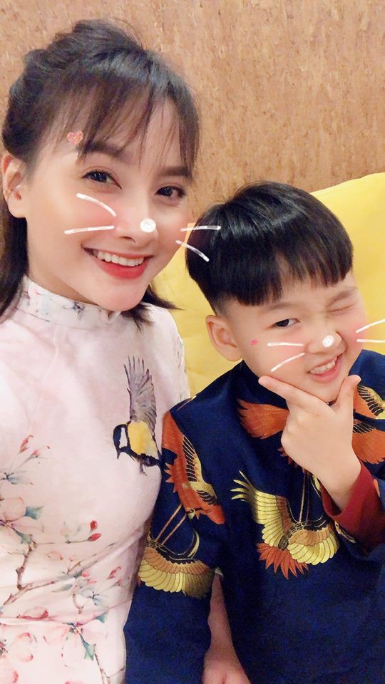 Con trai diễn viên Bảo Thanh tạo dáng vô cùng đáng yêu bên mẹ trong ngày năm mới.