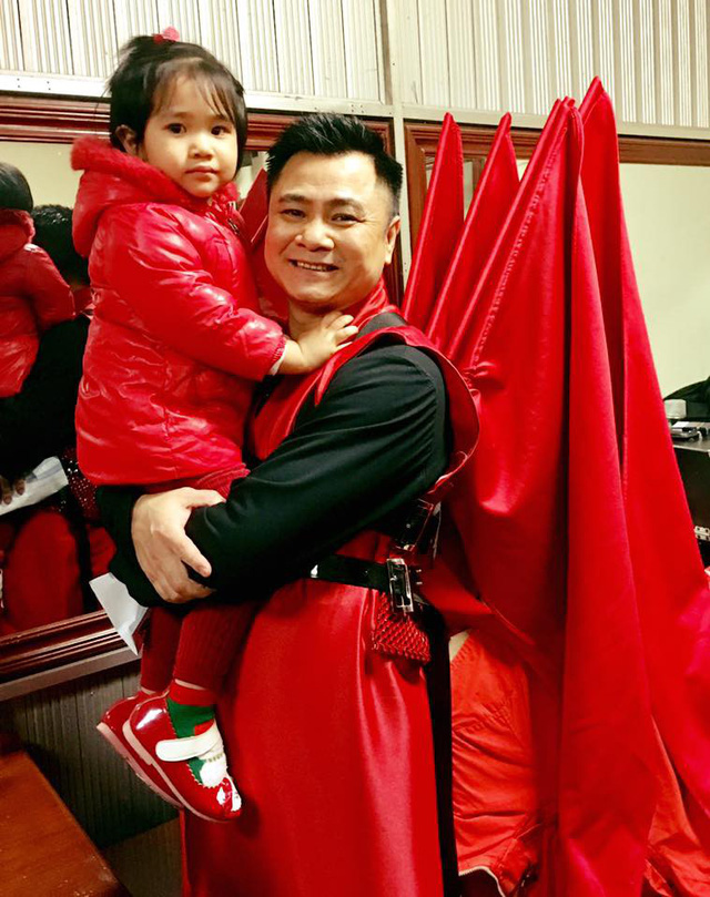 Diễn viên Tự Long khoe con gái khi hai bố con xuất hiện trong hậu trường Táo Quân năm nay.