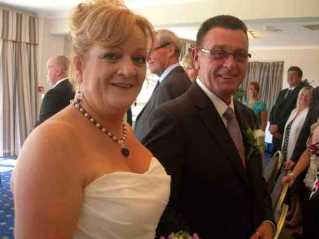  Dù đã có vợ, Michael Eels vẫn kết hôn lần 2 cùng bà Sally vào năm 2009 