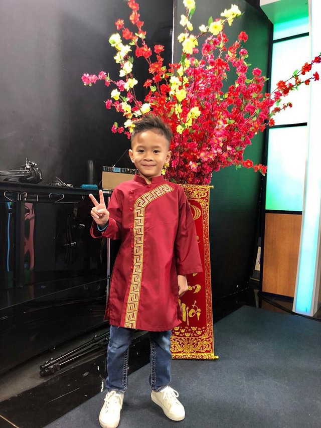 Bé Jacky - con trai nuôi của ca sĩ Thanh Thảo đã sang mỹ sinh sống nhưng mỗi dịp Tết đến đều được Thanh Thảo cho mặc áo dài và cảm nhận được cái Tết truyền thống như tại quê nhà Việt Nam.