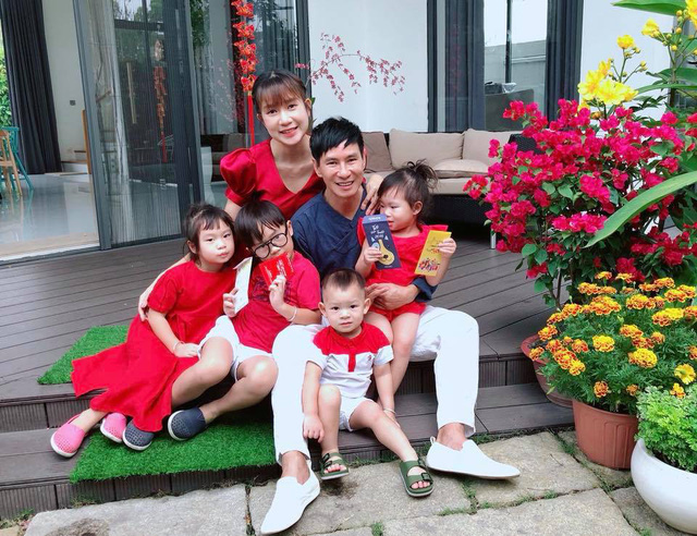 Đại gia đình của ca sĩ Lý Hải với 4 nhóc tì đều diện trang phục màu đỏ chào năm mới