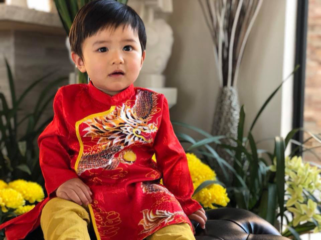 Bé Thiên Từ, con trai ca sĩ Đan Trường và doanh nhân Thủy Tiên cũng được mẹ chọn trang phục áo dài truyền thống để mừng năm mới.