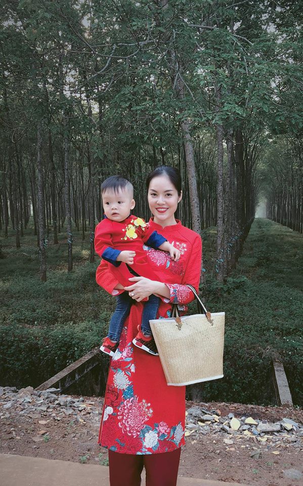 Diễn viên Dương Cẩm Lynh và con trai cùng diện áo dài đỏ rực rỡ để đón năm mới,