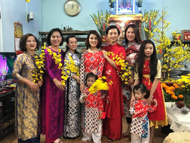Diễn viên Ngô Thanh Vân hạnh phúc quây quần cùng gia đình trong ngày đầu năm mới với tà áo dài truyền thống